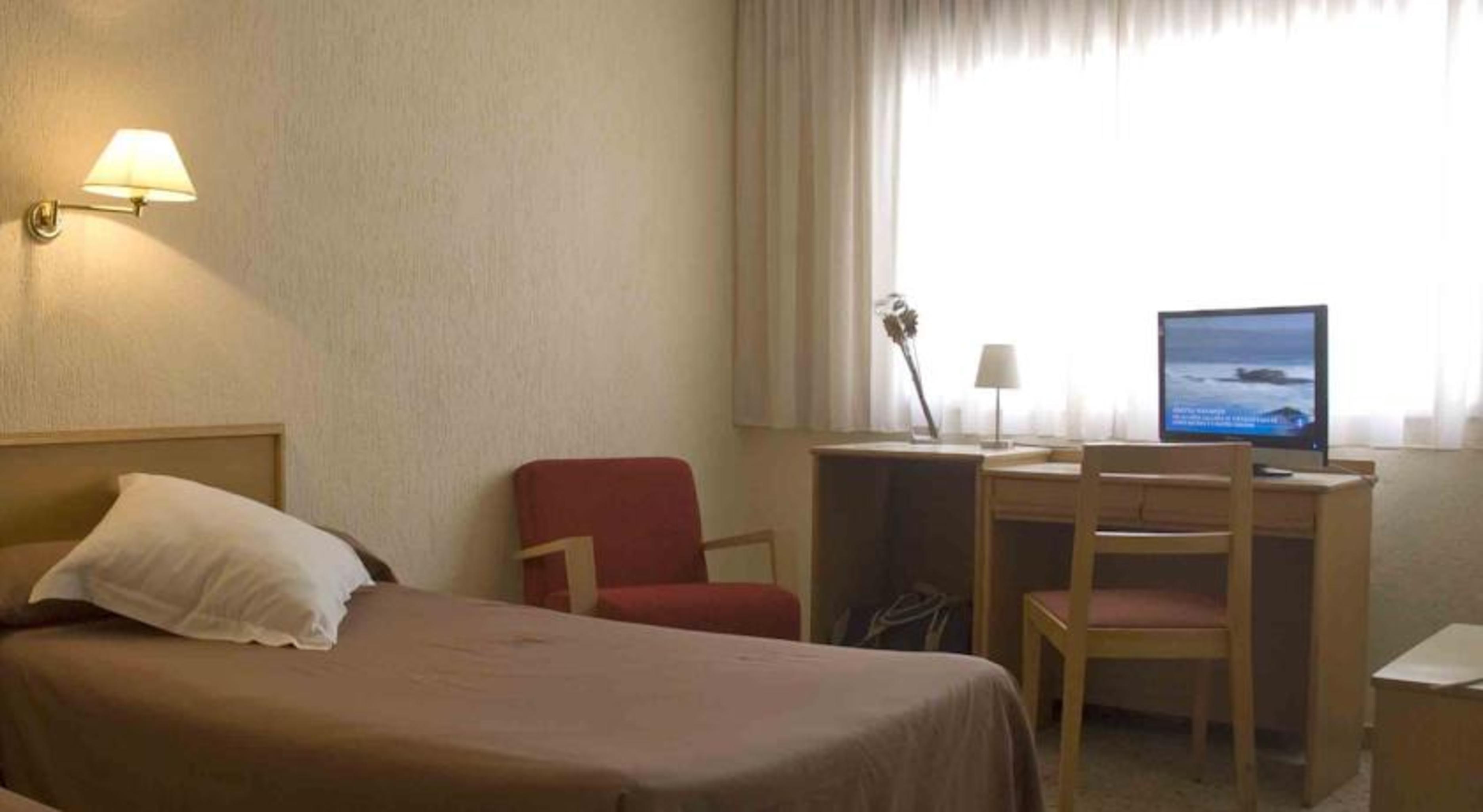 Hotel Leuka Alicante Bagian luar foto
