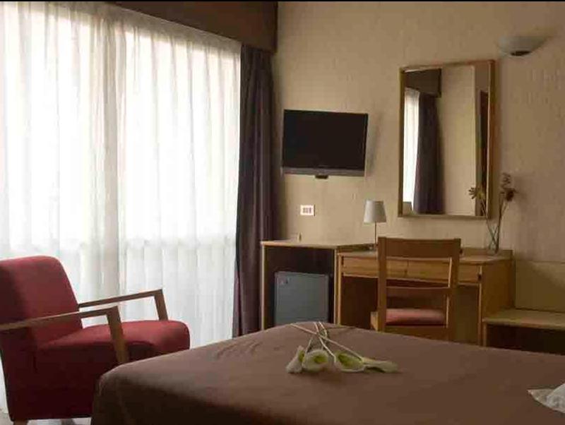 Hotel Leuka Alicante Bagian luar foto