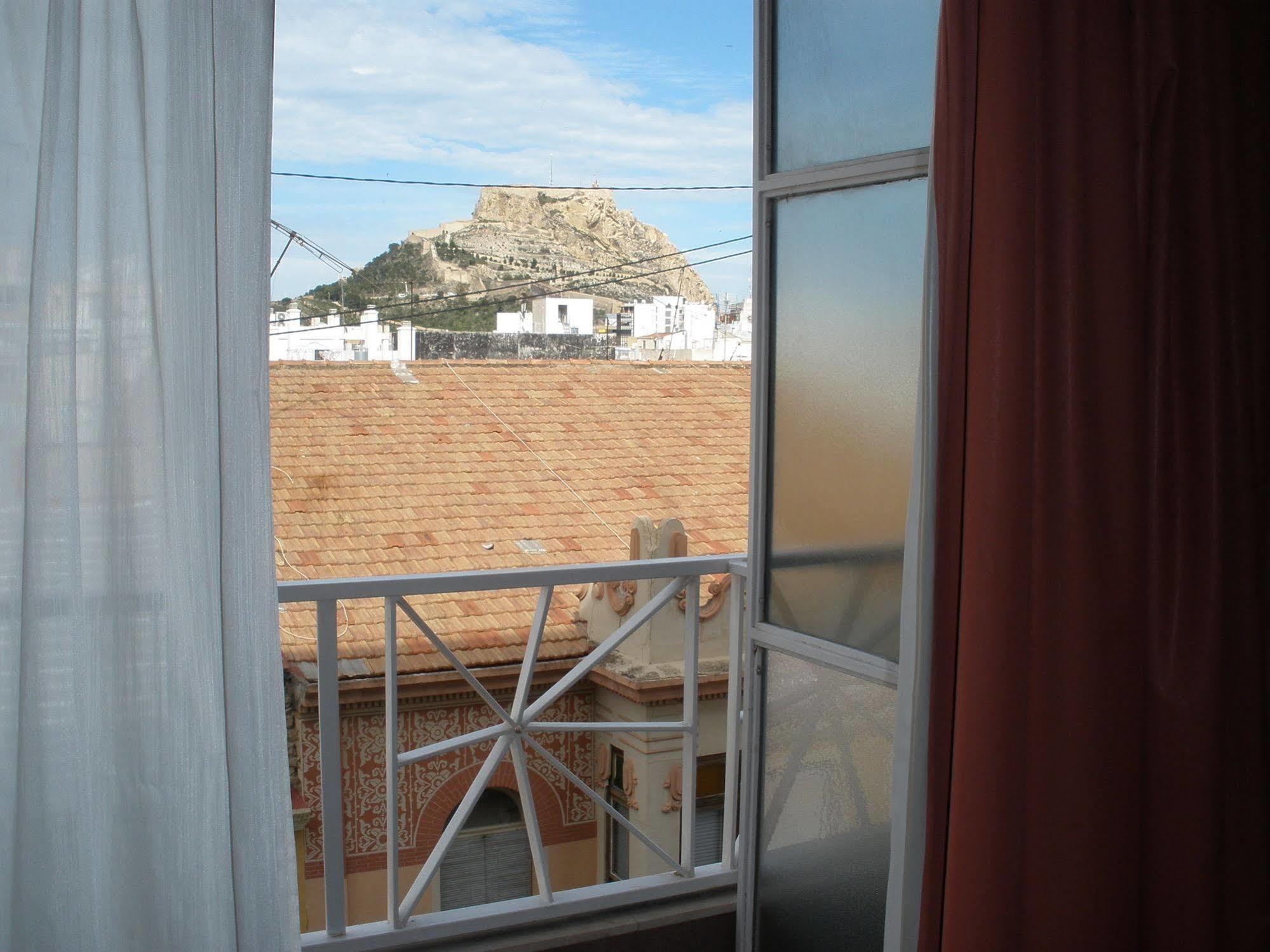 Hotel Leuka Alicante Bagian luar foto
